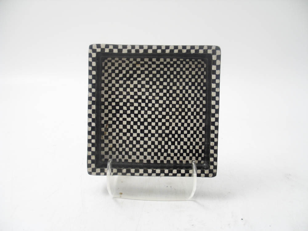 FAT, �Domino� Stig Lindberg (1916-1982), Gustavsberg 1955, fyrkanter i vitt mot svart botten, 15 x 15 cm, m�rtkt i relief: �GUSTAVSBERG DOMINO STIGL 11�